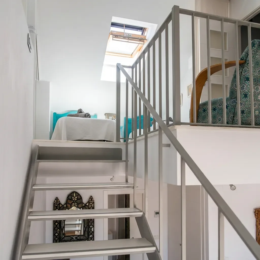 Escalera a la buhardilla del dúplex grande en El Rompido