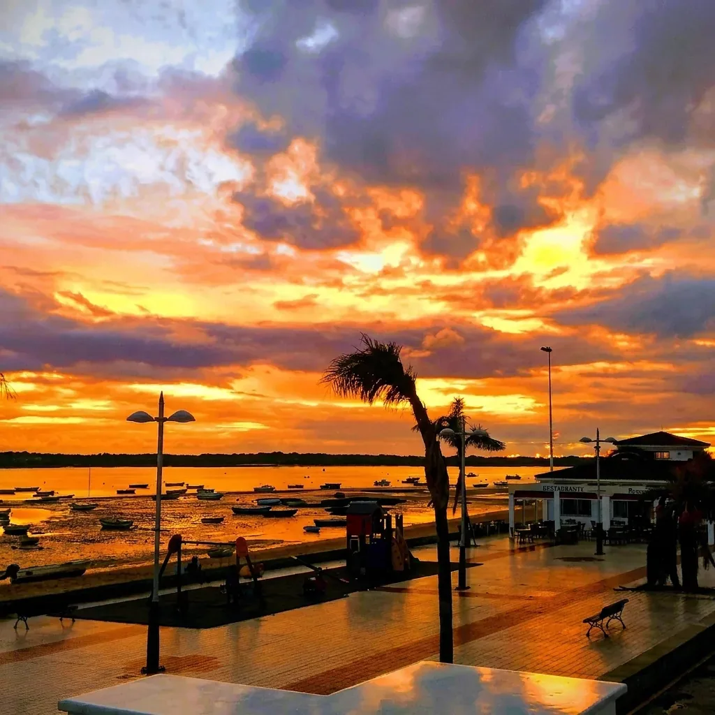 Atardecer sobre el paseo marítimo y la ría del Piedras en El Rompido, Huelva