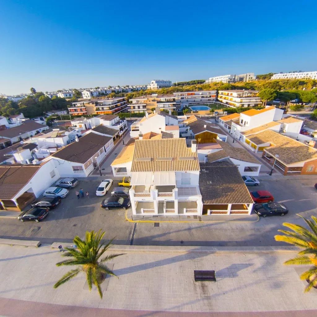 Vista aérea de El Rompido con el paseo marítimo y la ría del Piedras, Huelva