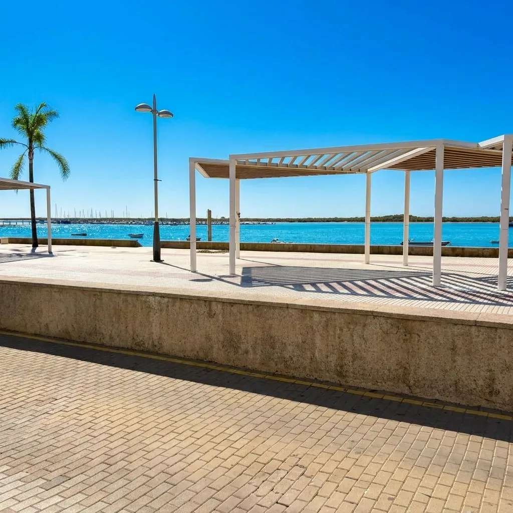 Paseo marítimo de El Rompido junto a la ría del Piedras